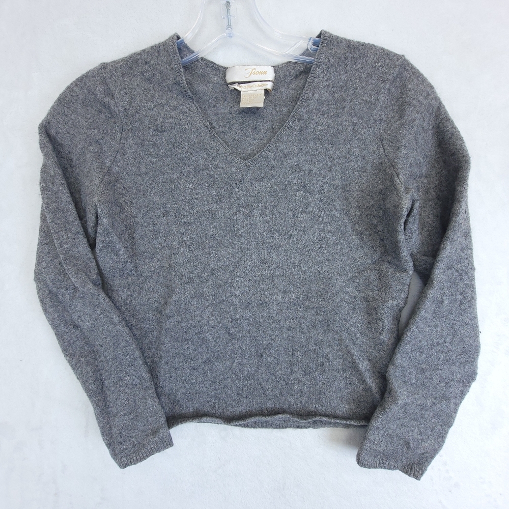 Fiona Women’s Medium Gray 2 Ply 100% Cashmere V-Neck Sweater